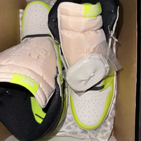 Men’s Air Jordan 1 Retro High OG Volt - Picture 3 of 4